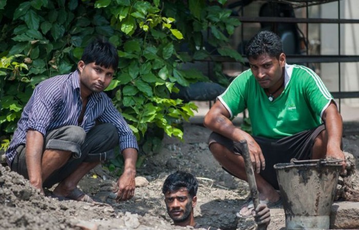 Sewer Divers In Delhi Have A Gross Job That Pays Very Little (11 pics)