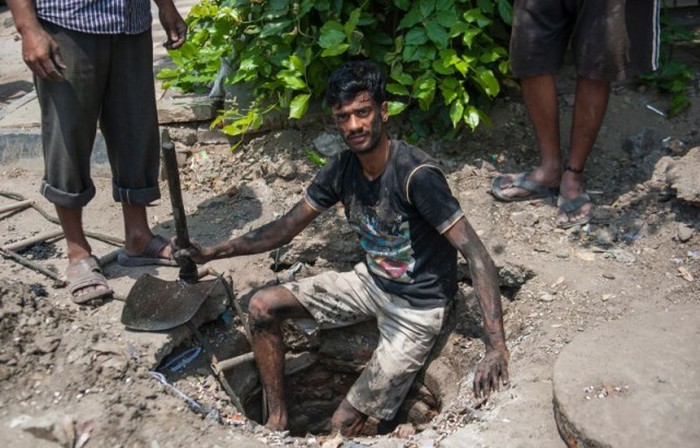 Sewer Divers In Delhi Have A Gross Job That Pays Very Little (11 pics)