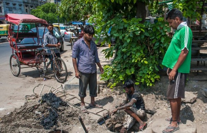 Sewer Divers In Delhi Have A Gross Job That Pays Very Little (11 pics)