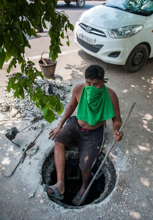 Sewer Divers In Delhi Have A Gross Job That Pays Very Little (11 pics)