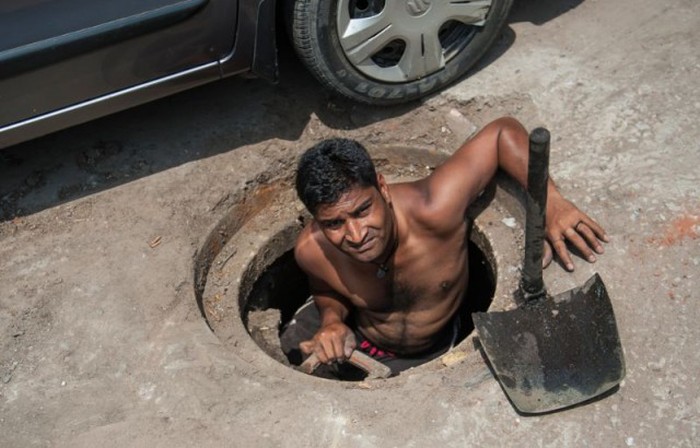 Sewer Divers In Delhi Have A Gross Job That Pays Very Little (11 pics)