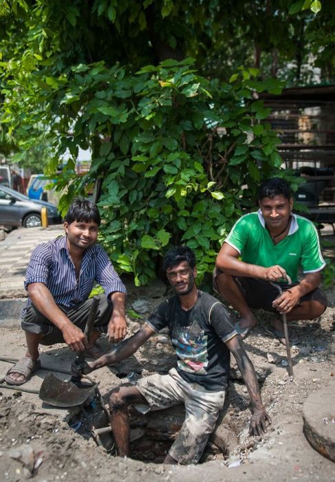 Sewer Divers In Delhi Have A Gross Job That Pays Very Little (11 pics)