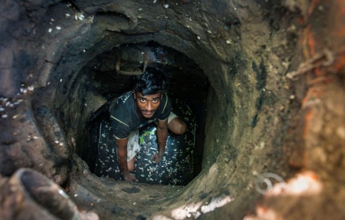 Sewer Divers In Delhi Have A Gross Job That Pays Very Little (11 pics)
