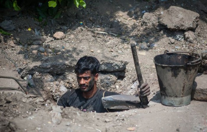 Sewer Divers In Delhi Have A Gross Job That Pays Very Little (11 pics)