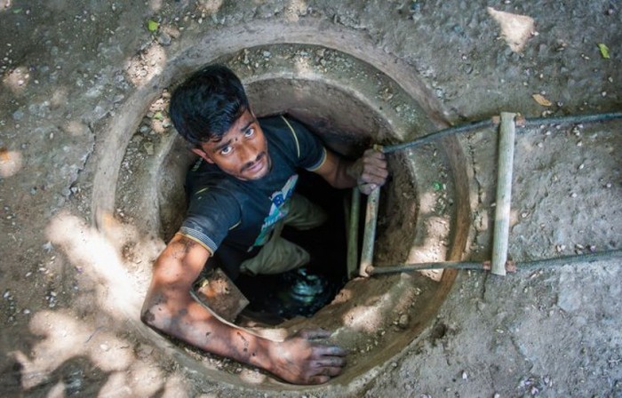Sewer Divers In Delhi Have A Gross Job That Pays Very Little (11 pics)