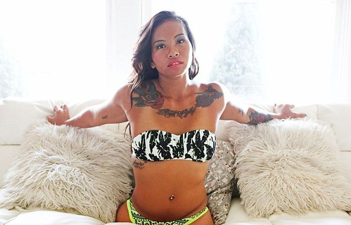 This Woman Doesn't Have Legs But She Makes $1,000 A Day Modeling Lingerie (11 pics)