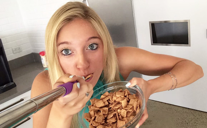 Now You Can Take Selfies While Eating With The Selfie Spoon (4 pics)