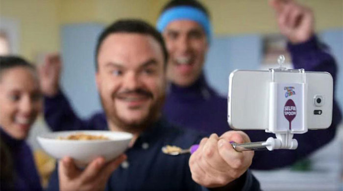 Now You Can Take Selfies While Eating With The Selfie Spoon (4 pics)