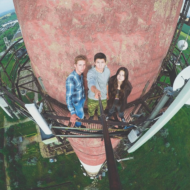 People Who Went To Great Lengths To Take Extreme Selfies (29 pics)