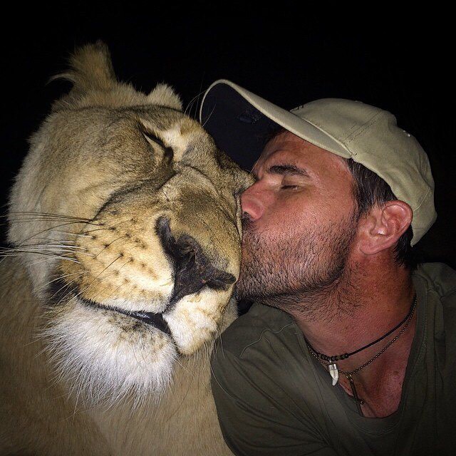 People Who Went To Great Lengths To Take Extreme Selfies (29 pics)