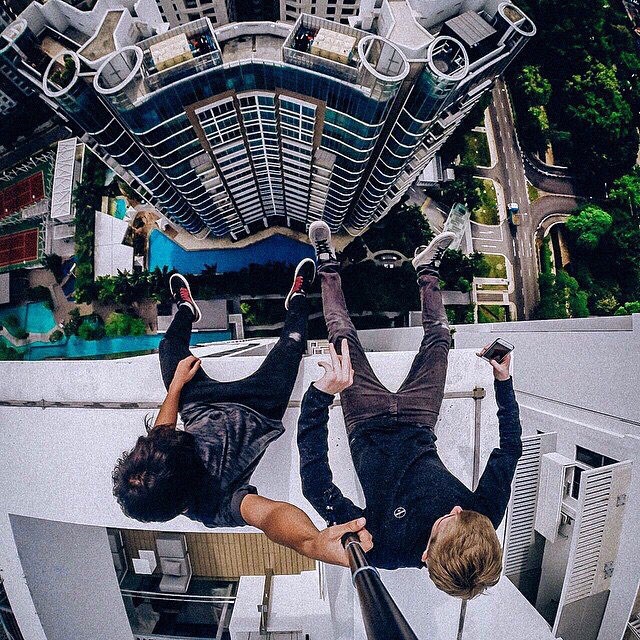People Who Went To Great Lengths To Take Extreme Selfies (29 pics)