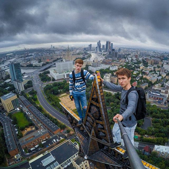 People Who Went To Great Lengths To Take Extreme Selfies (29 pics)