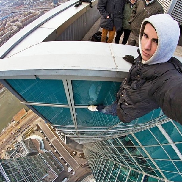 People Who Went To Great Lengths To Take Extreme Selfies (29 pics)
