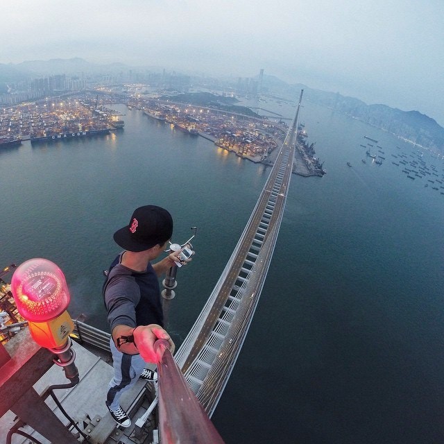 People Who Went To Great Lengths To Take Extreme Selfies (29 pics)