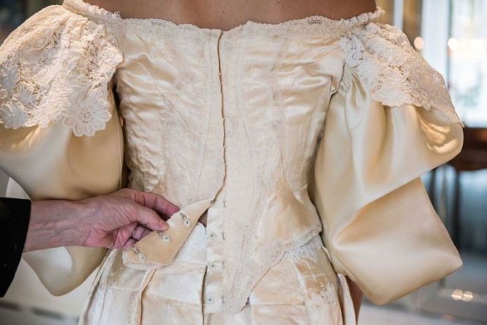 See The Wedding Dress That's Been Worn By 11 Generations Of Brides (10 pics)