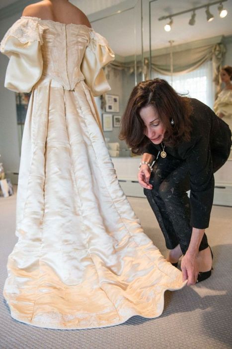 See The Wedding Dress That's Been Worn By 11 Generations Of Brides (10 pics)