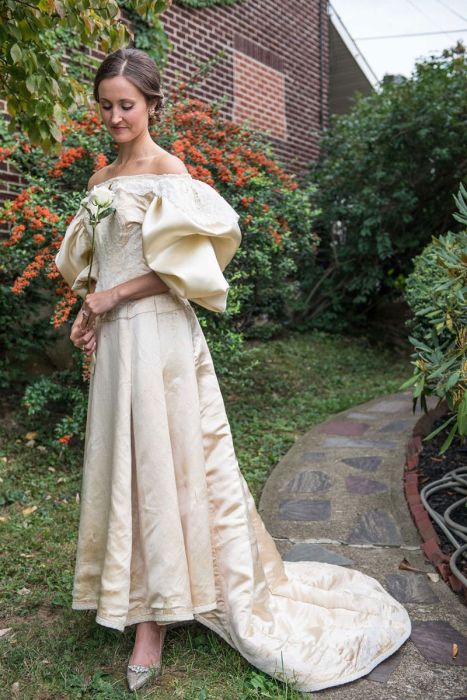 See The Wedding Dress That's Been Worn By 11 Generations Of Brides (10 pics)