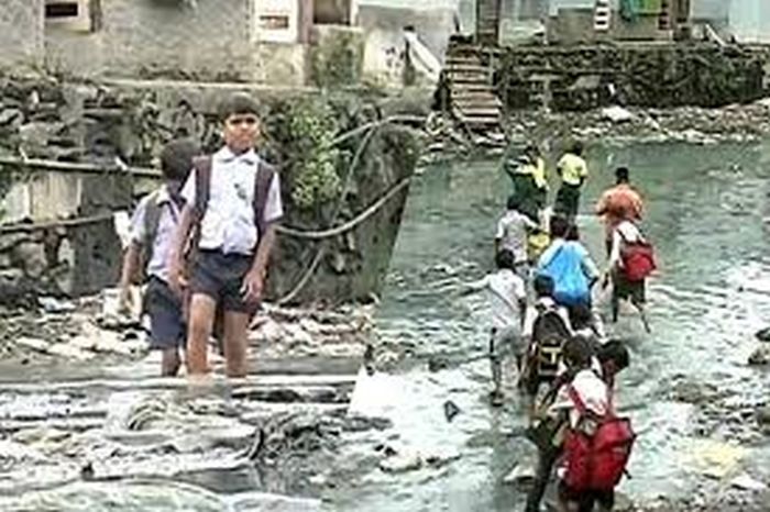 17 Year Old Builds Bridge To Help Kids Get To School (6 pics)