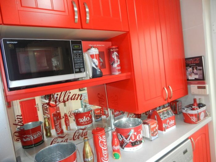 This Woman Went A Little Overboard With This Coca-Cola Themed House (7 pics)