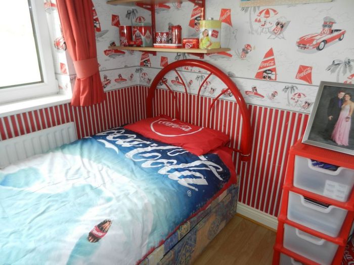 This Woman Went A Little Overboard With This Coca-Cola Themed House (7 pics)