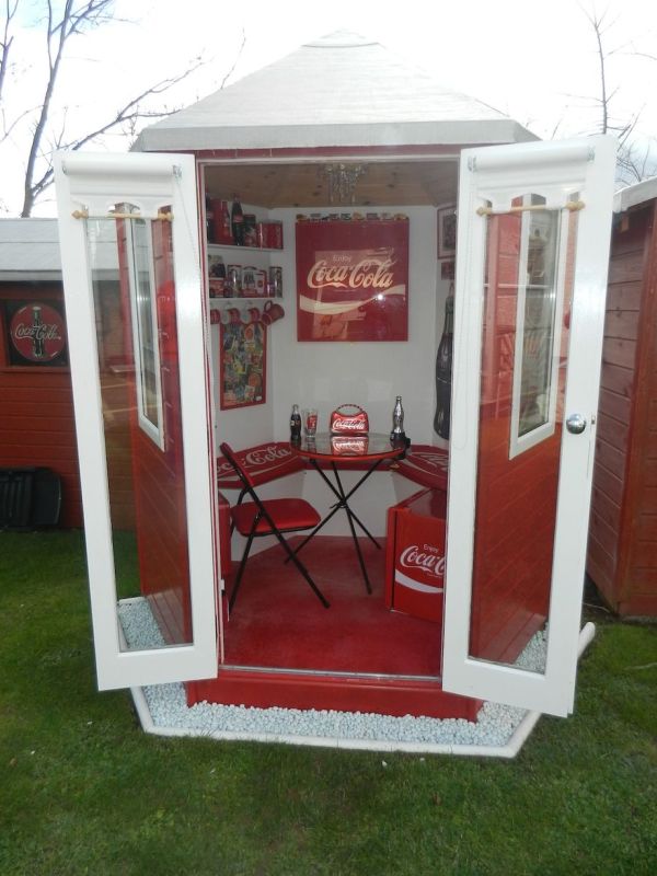 This Woman Went A Little Overboard With This Coca-Cola Themed House (7 pics)