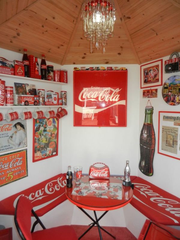 This Woman Went A Little Overboard With This Coca-Cola Themed House (7 pics)