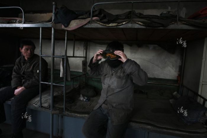 A Look Inside The Life Of A Miner (18 pics)