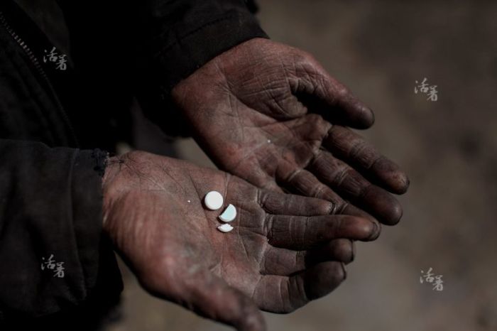 A Look Inside The Life Of A Miner (18 pics)