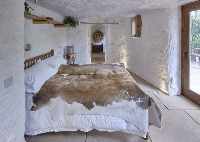 Man Turns 800 Year Old Cave Into His Dream House (14 pics)