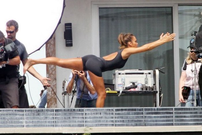 Jessica Alba Shows Off Her Sexy Body While Stretching (8 pics)