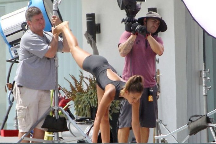 Jessica Alba Shows Off Her Sexy Body While Stretching (8 pics)