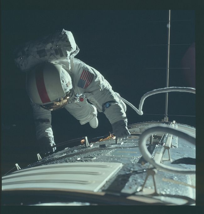 More Than 8,400 Pictures From The Apollo Missions Have Been Released Online (36 pics)