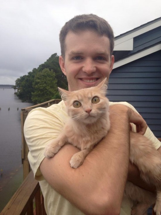 House Cat Freaks Out When It Sees The Outside World For The First Time (4 pics)