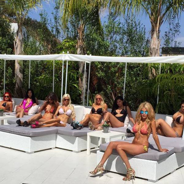 Neighbors Are Not Enjoying This New Party House In Hollywood (64 pics)