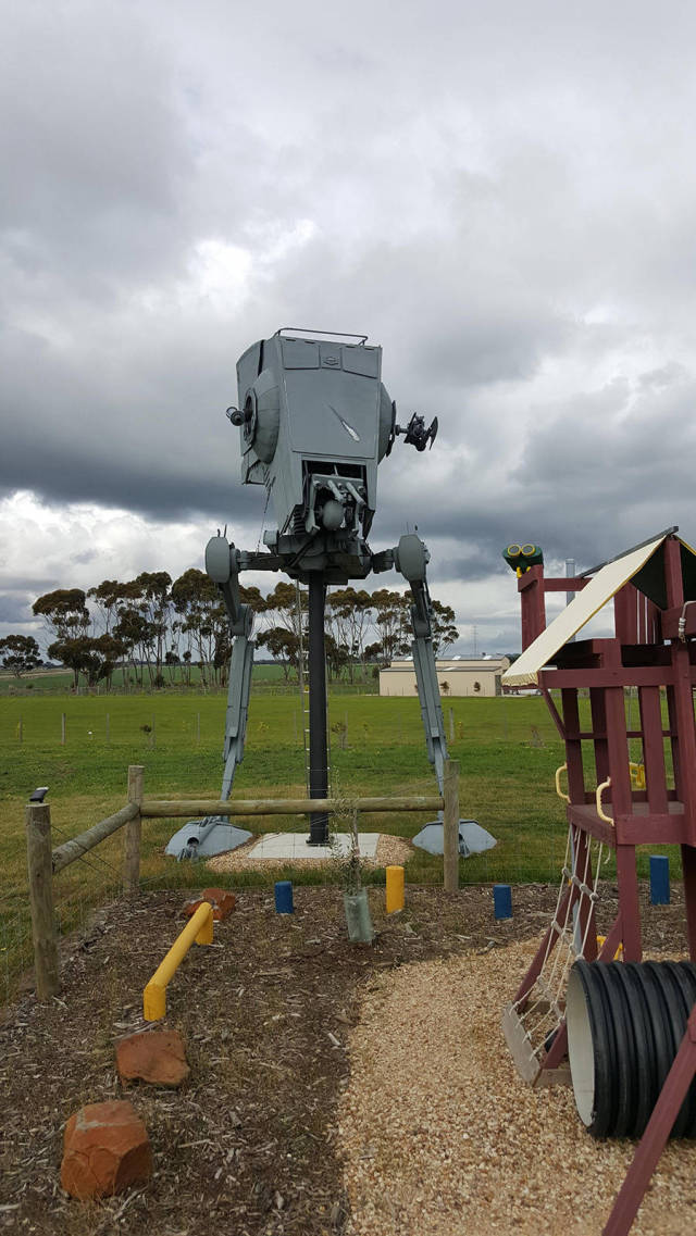 Fan Builds His Own Life-Sized Imperial AT-ST Walker From Star Wars (24 pics)