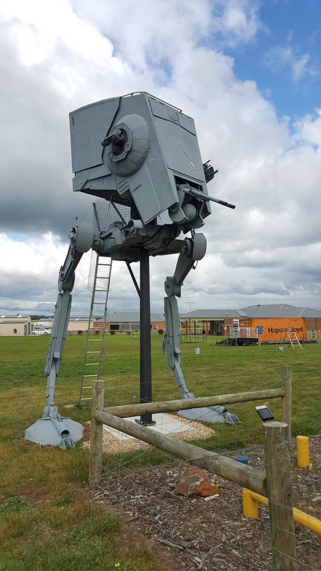 Fan Builds His Own Life-Sized Imperial AT-ST Walker From Star Wars (24 pics)