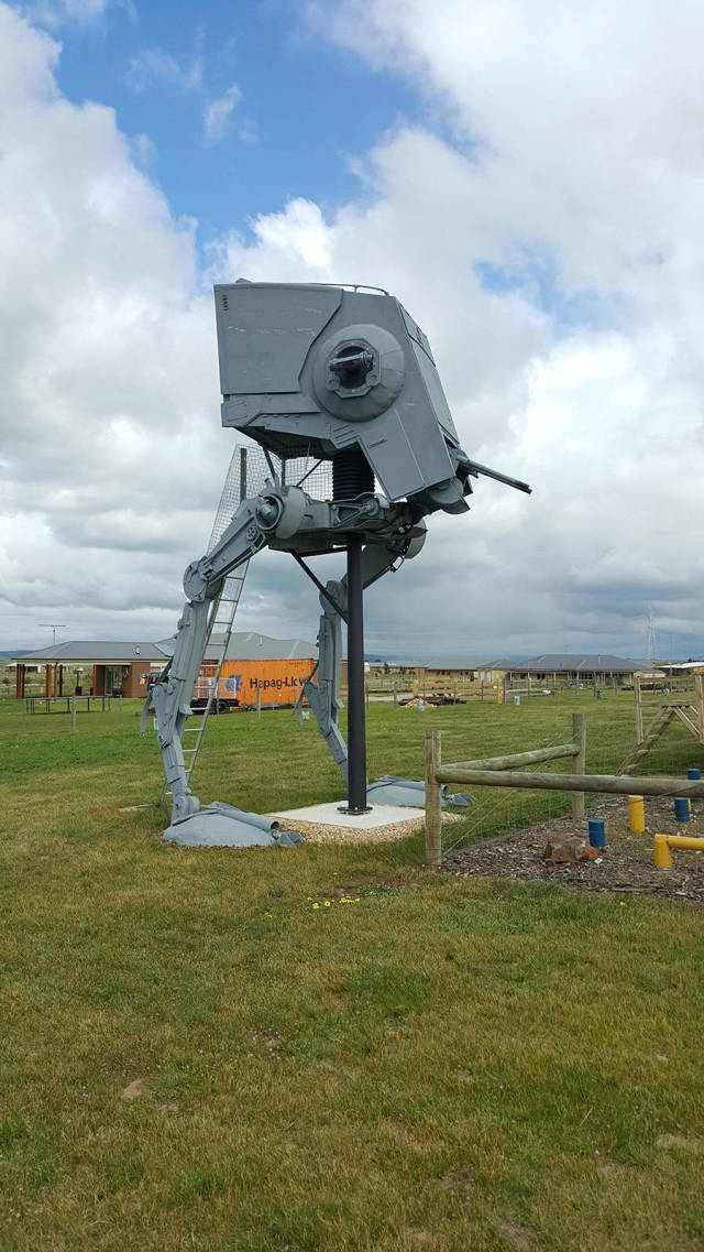 Fan Builds His Own Life-Sized Imperial AT-ST Walker From Star Wars (24 pics)