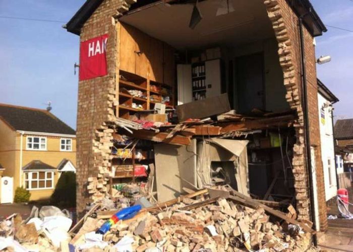 Robbers Demolish House Trying To Steal An ATM (4 pics + video)