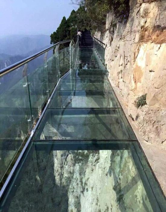 Glass Walkway In China Terrifies Tourists As It Cracks Beneath Their Feet (4 pics)