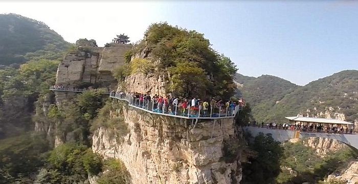 Glass Walkway In China Terrifies Tourists As It Cracks Beneath Their Feet (4 pics)