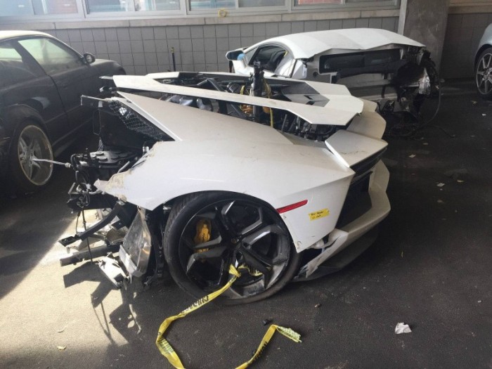 Lamborghini Aventador Gets Cut In Half (5 pics)