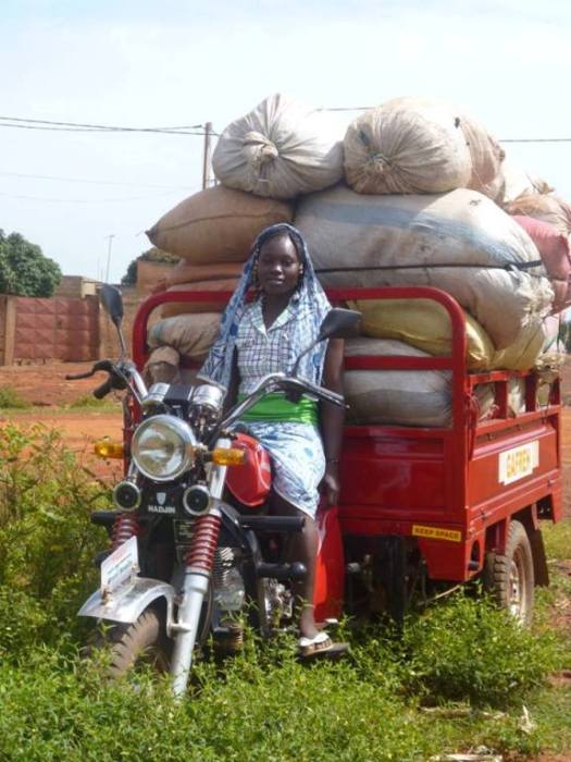 African People Turn Garbage Into Classy Looking Bags (27 pics)