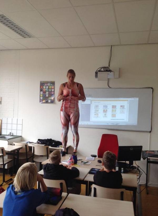 Teacher Sheds Her Skin And Shows Off Her Body In The Classroom (3 pics)