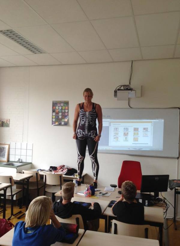 Teacher Sheds Her Skin And Shows Off Her Body In The Classroom (3 pics)