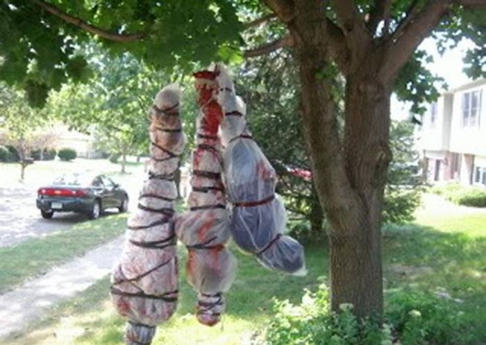 How To Make A Creepy Looking Bodybag At Home (3 pics)