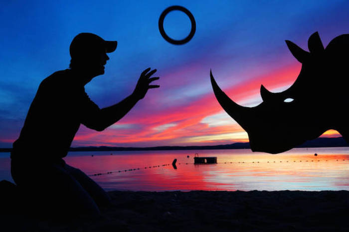 Man Uses Sunsets To Create Awesome Selfies (26 pics)