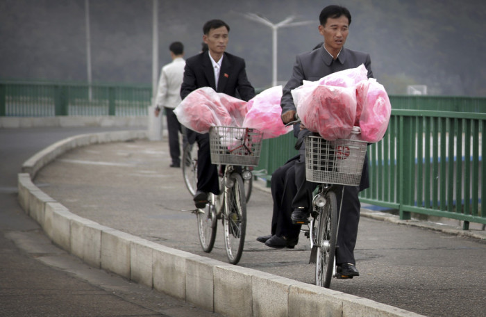 Everyday Life On The Streets Of North Korea (77 pics)