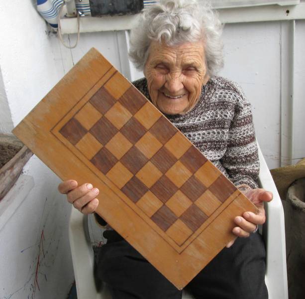 94 Year Old Woman Models Vintage Items For Sale On eBay (10 pics)