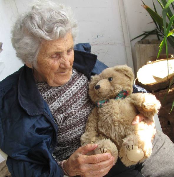 94 Year Old Woman Models Vintage Items For Sale On eBay (10 pics)