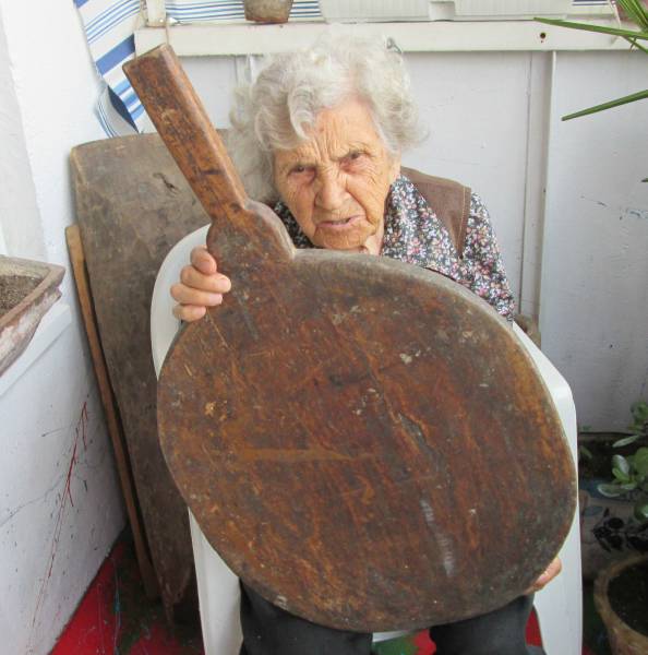 94 Year Old Woman Models Vintage Items For Sale On eBay (10 pics)